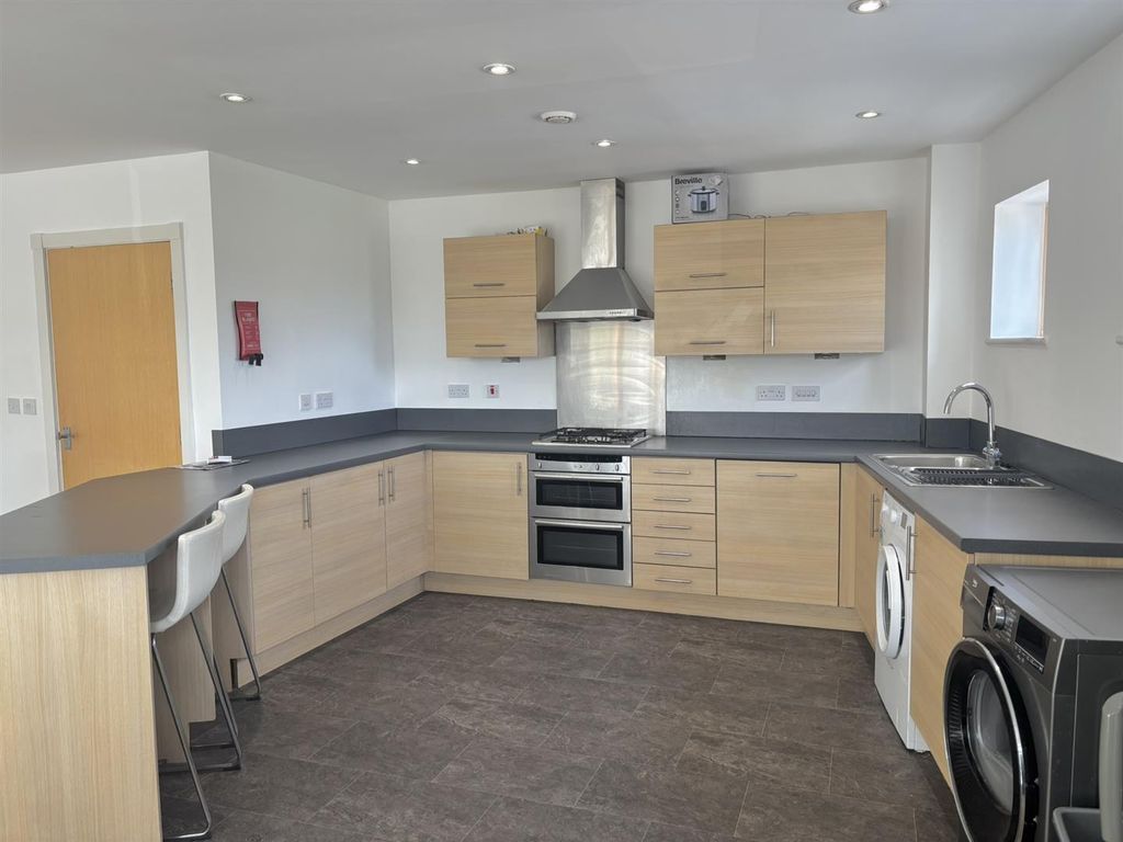 Property photo 1 of 9 Kitchen