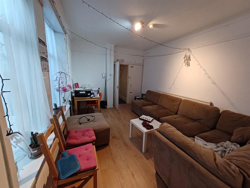 Property photo 3 of 20 Lounge