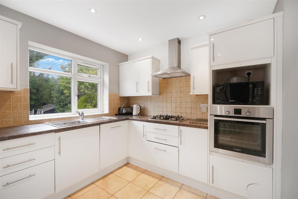 Property photo 2 of 14 17 Tudor Close - Bs988Qql0Bxrltax9Fg9.Jpg
