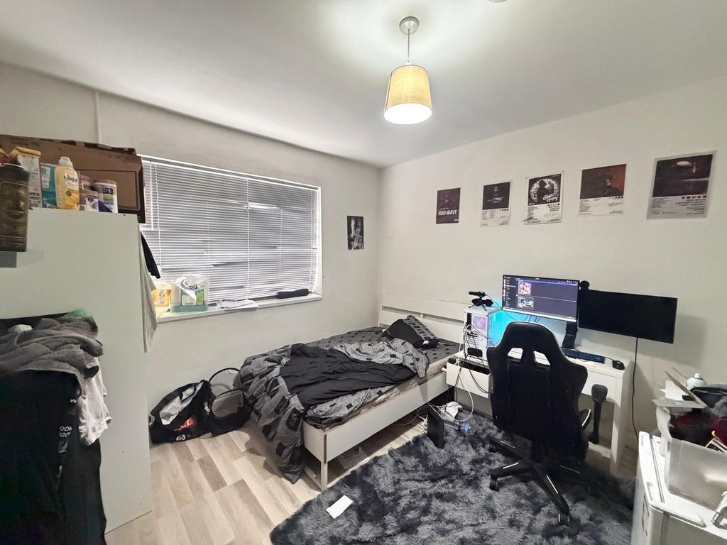 Property photo 3 of 8 Bed 1