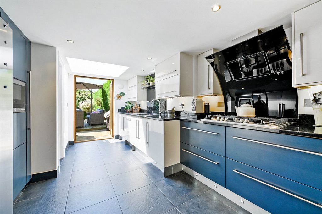 Property photo 3 of 9 Kitchen