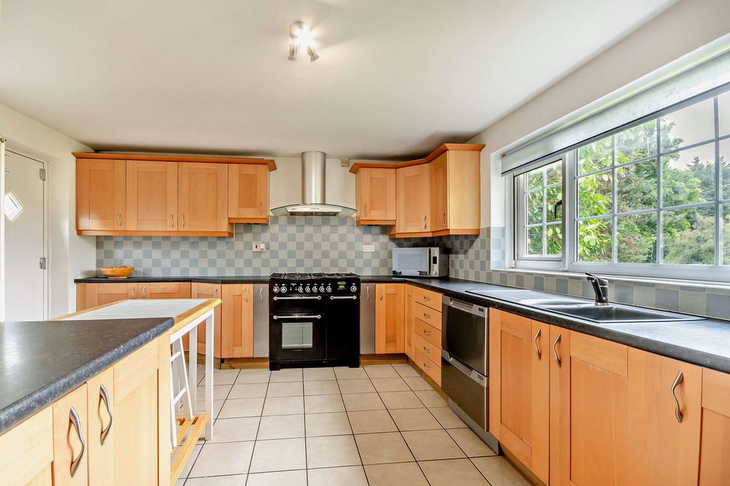 Property photo 2 of 27