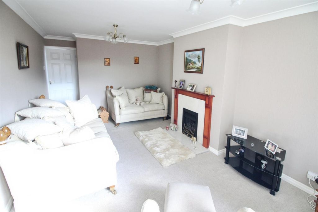 Property photo 3 of 14 Lounge