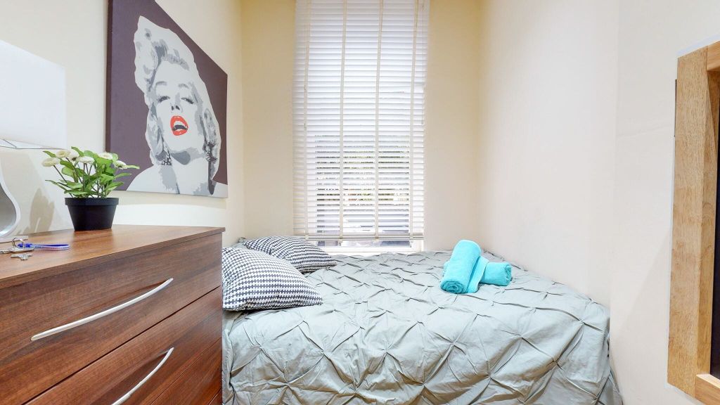 Property photo 1 of 8 Bedroom