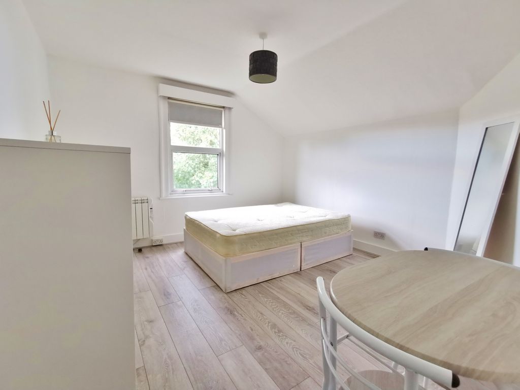 Property photo 1 of 6 Studio