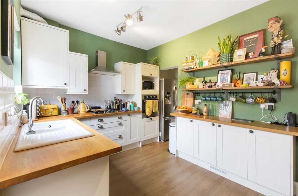 Property photo 3 of 11 Kitchen