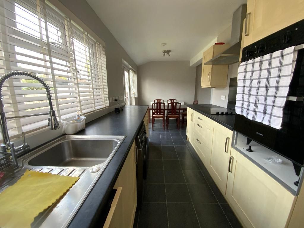 Property photo 2 of 16 Kitchen 18'11 x 10'2