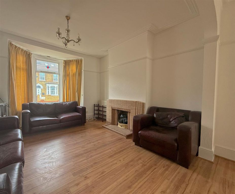 Property photo 1 of 16 Through Lounge