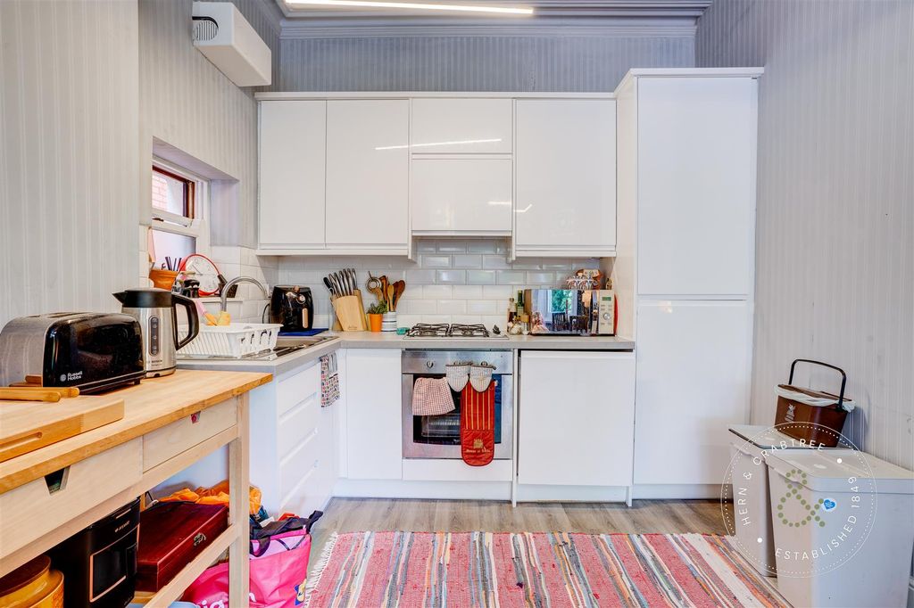 Property photo 3 of 11 Cathedral Road, Flat, Pontcanna, Hern Crabtree (11