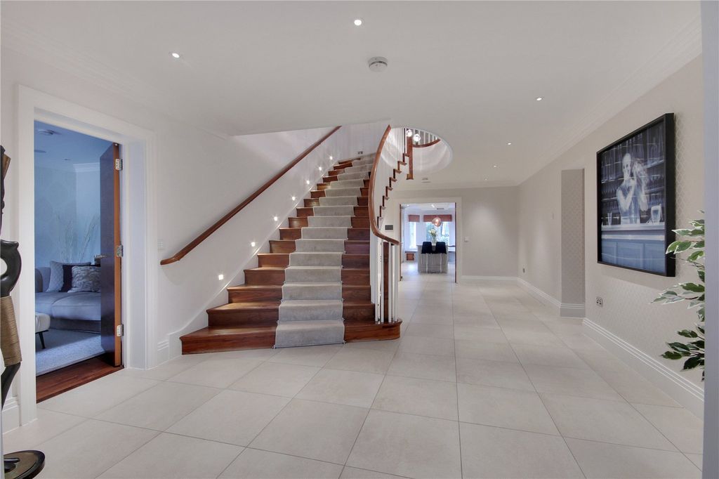 Property photo 3 of 25 Entrance Hall