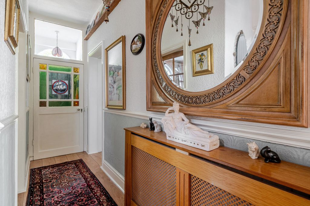 Property photo 2 of 28