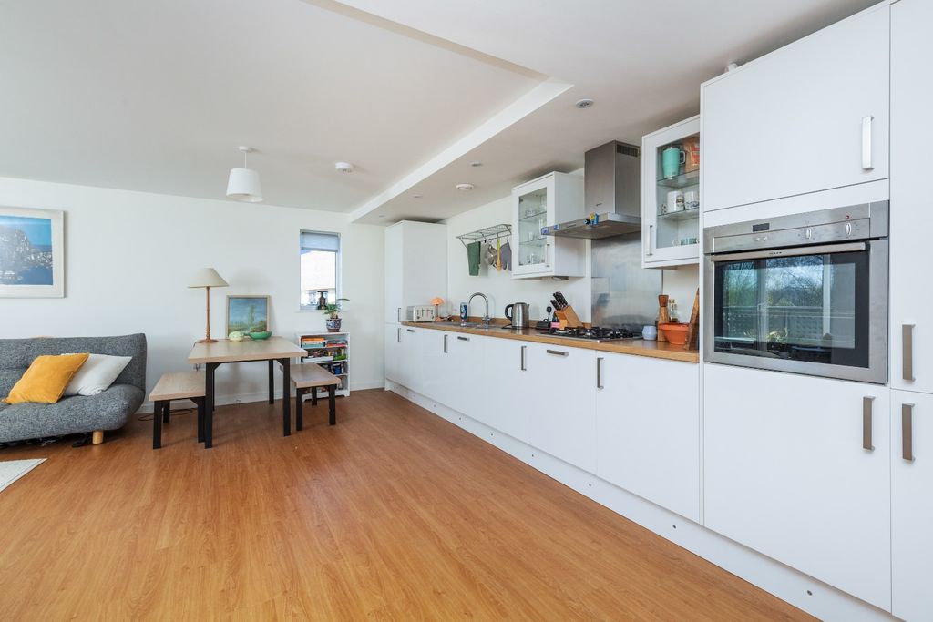 Property photo 2 of 11 4136675