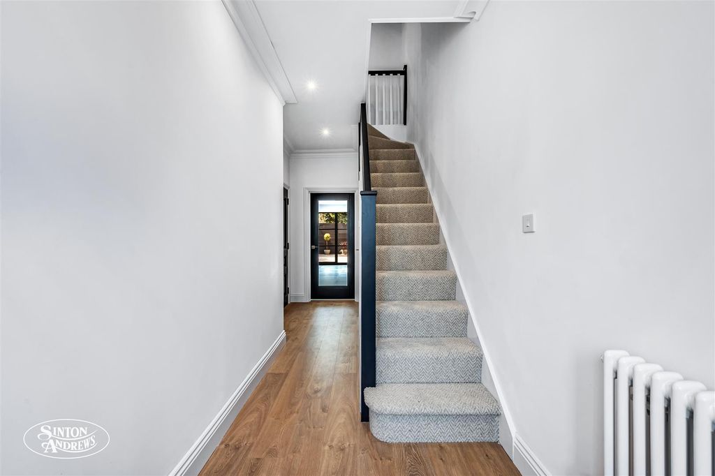 Property photo 3 of 18 40 Claygate Road-19.Jpg