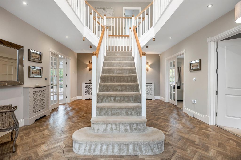 Property photo 2 of 24 Entrance Hall