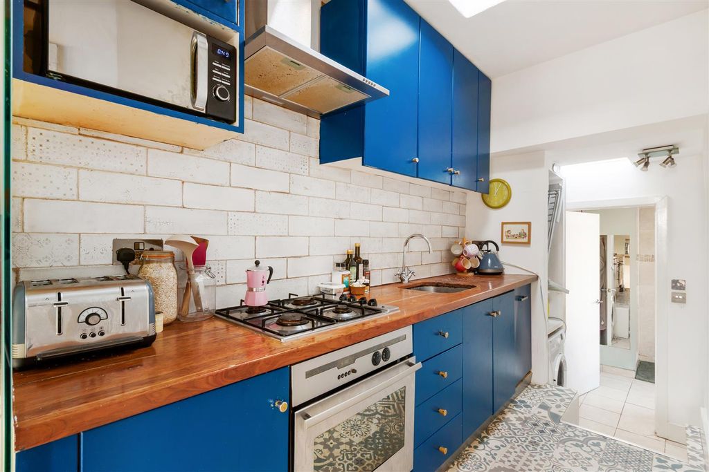 Property photo 3 of 11 Kitchen