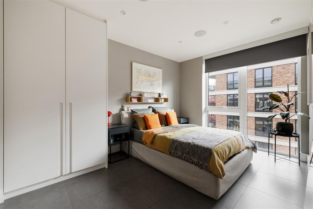 Property photo 2 of 23 Remus Road, E3