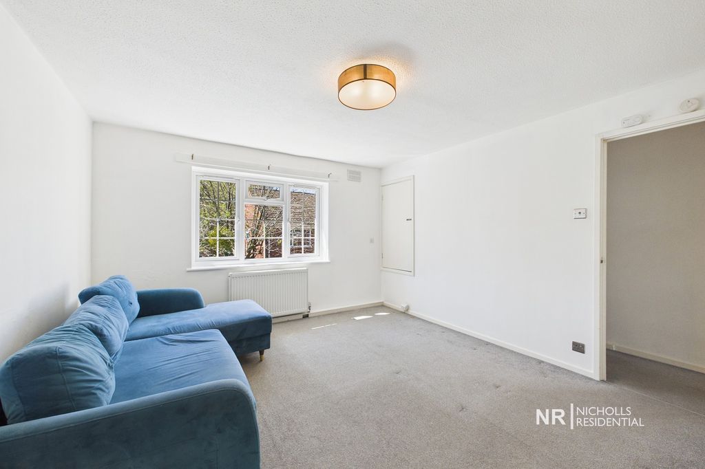 Property photo 3 of 11 Lounge