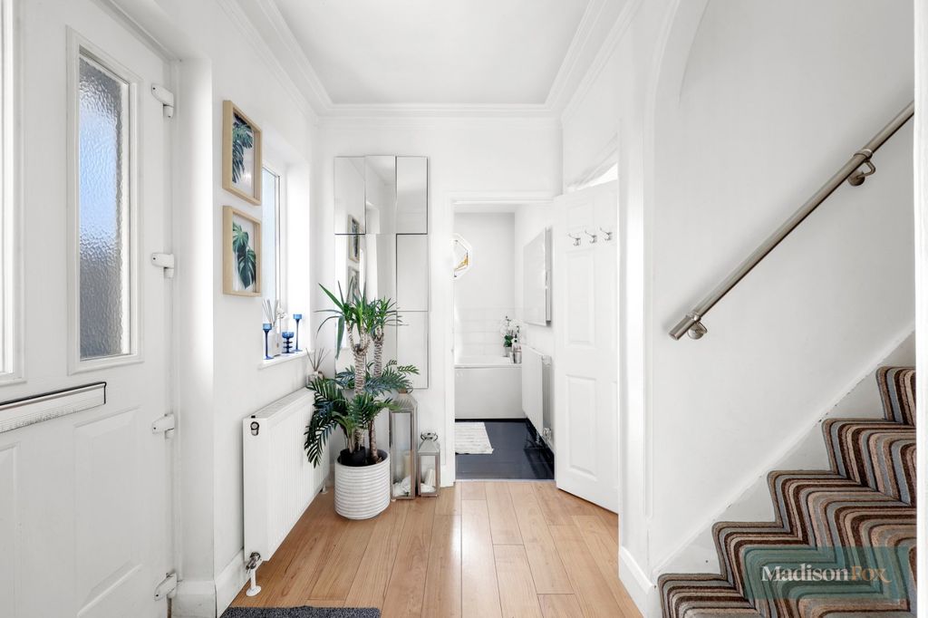 Property photo 2 of 27 Picture No. 12