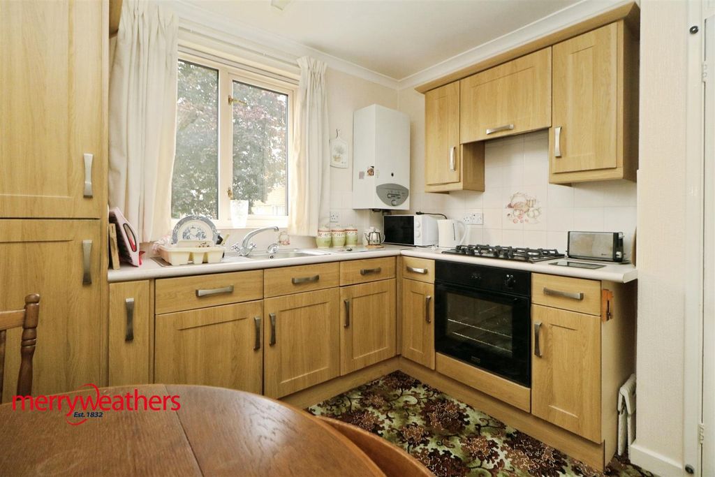 Property photo 3 of 8 Kitchen
