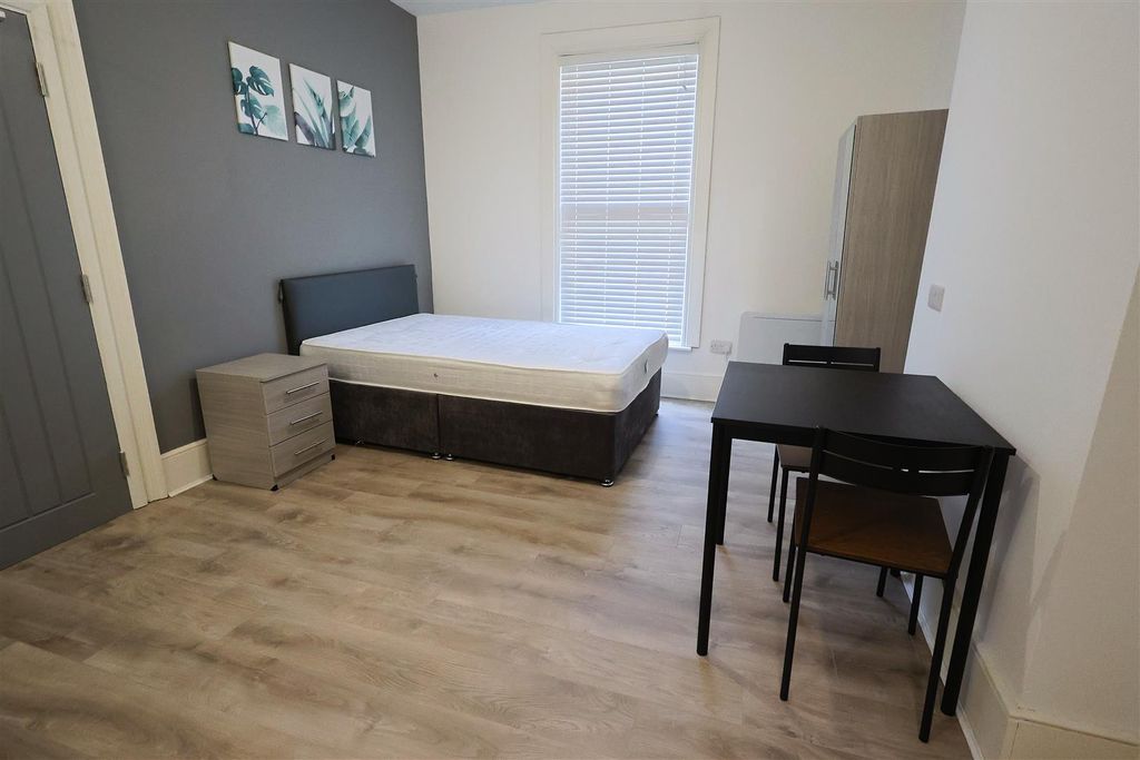 Property photo 1 of 6 Bedroom