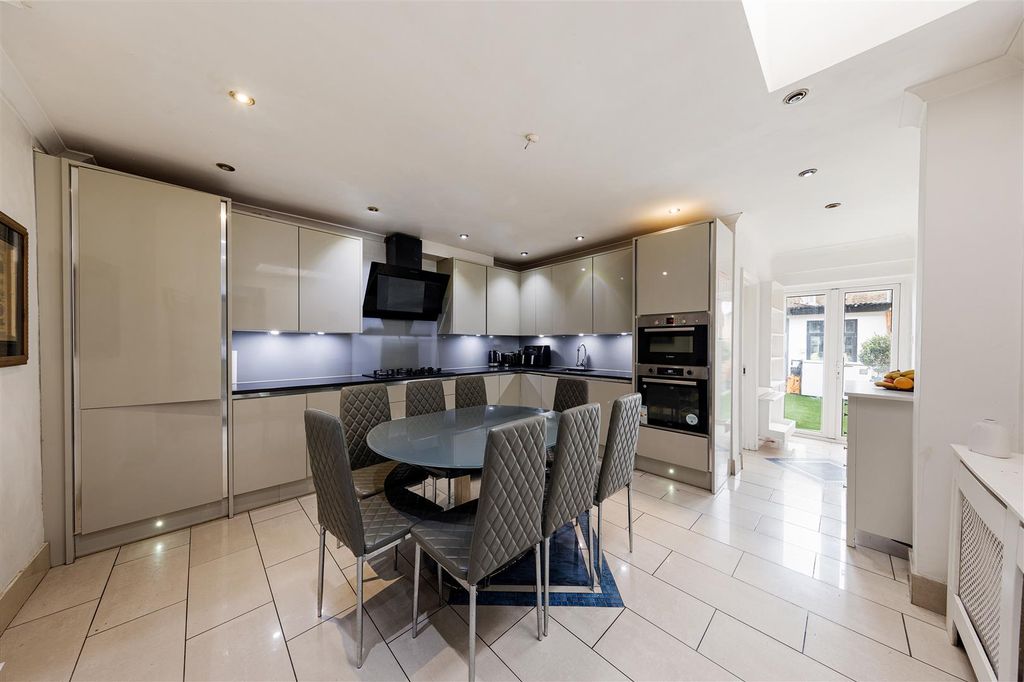 Property photo 3 of 25 Cassiobury Road E17