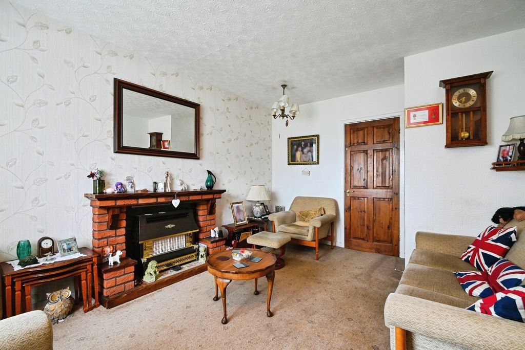 Property photo 3 of 17 Living Room