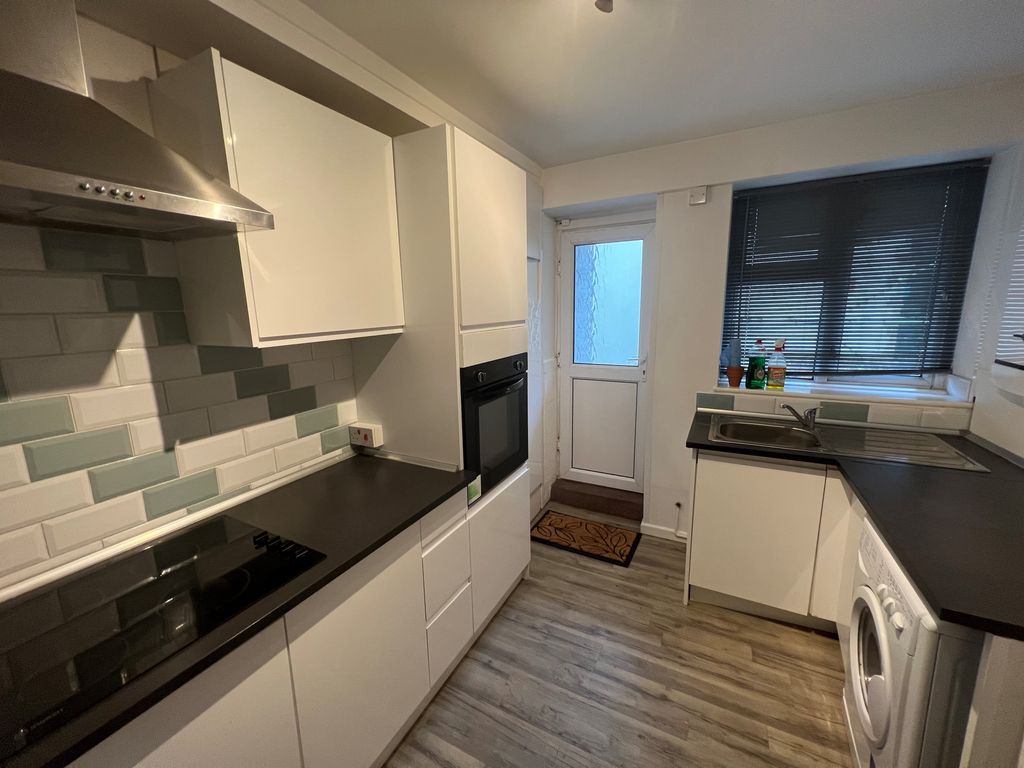 Property photo 3 of 6 Kitchen