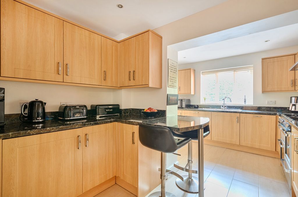 Property photo 3 of 17 1302504-19-683d7c...