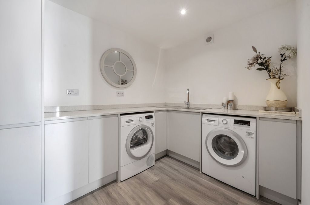 Property photo 3 of 24 1419241-3-699Dea3...