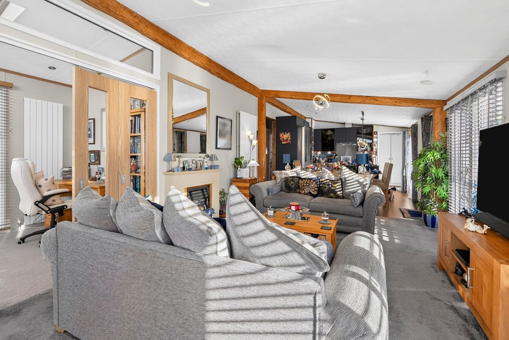 Property photo 2 of 17 Lounge