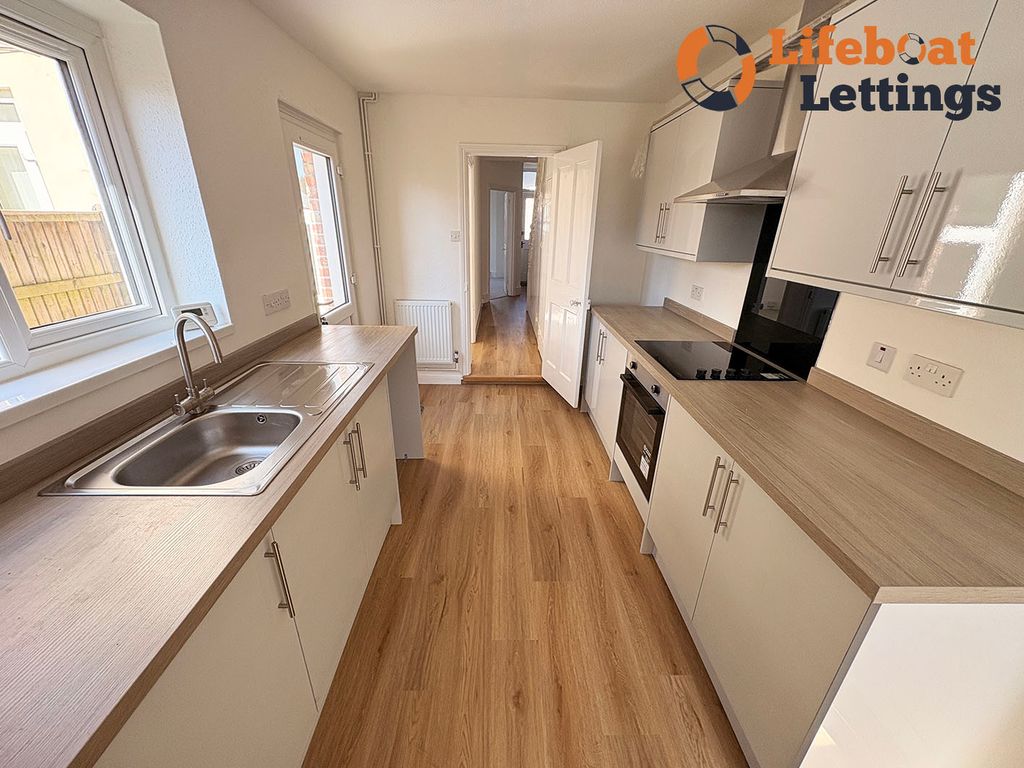 Property photo 2 of 10 Kitchen