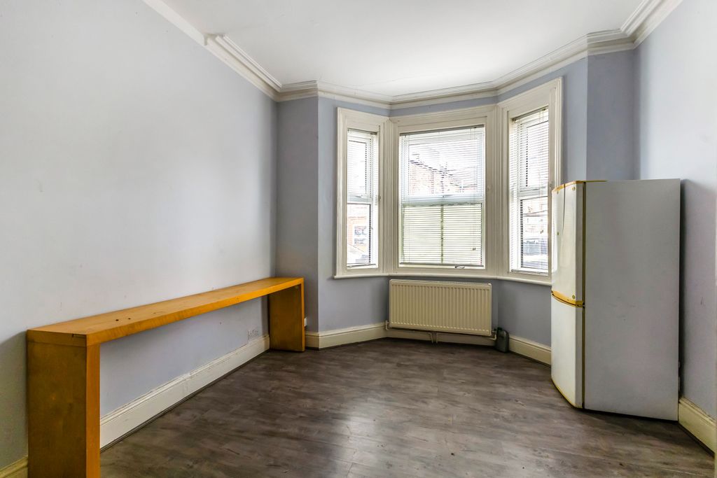 Property photo 3 of 19 96 Crawley Road, Luton, Lu1 1Hz