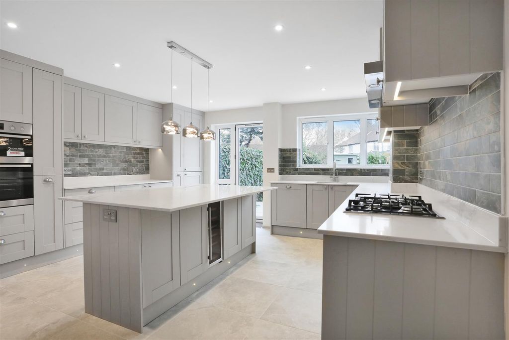 Property photo 2 of 26 1634941317 - 12 Coleridge Avenue, Sm1 - 9.Jpg