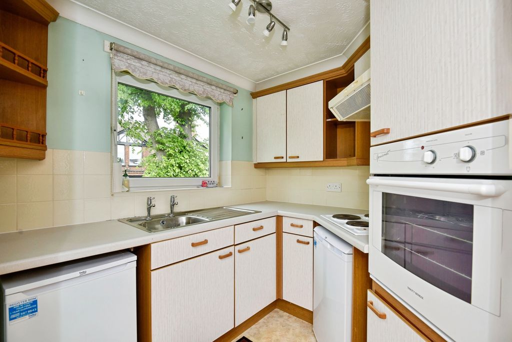 Property photo 3 of 10 Kitchen