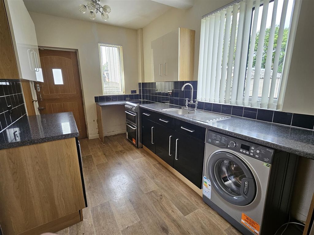 Property photo 2 of 8 Dining Kitchen