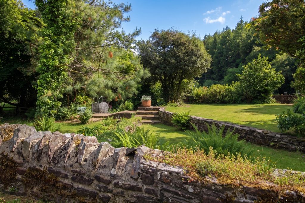 Property photo 2 of 22 Garden From The Wall