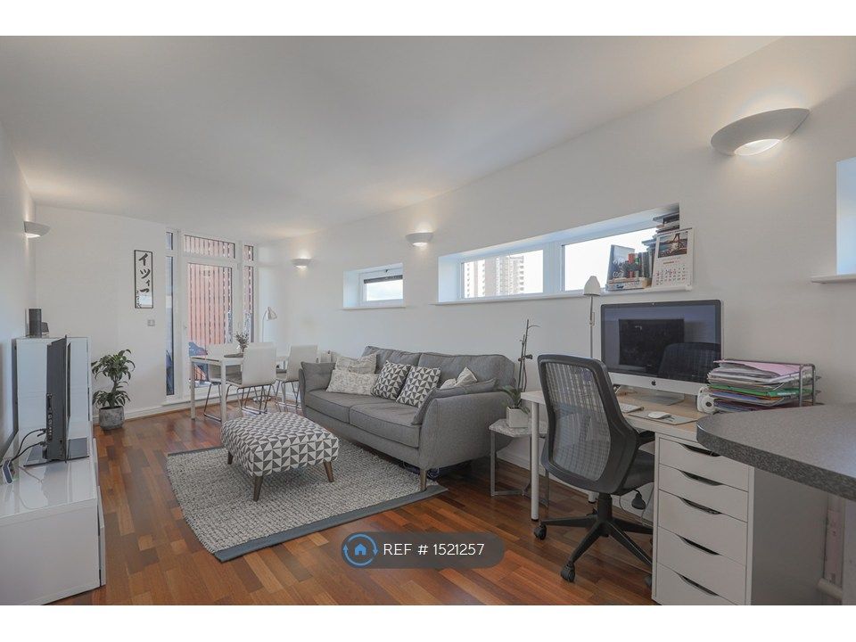 Property photo 3 of 16 Living 1