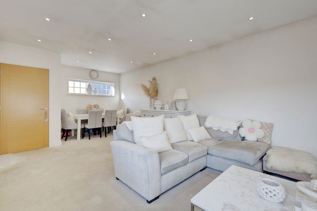 Additional image 6 of 1 bed flat for saleHigh Road, Benfleet SS7
