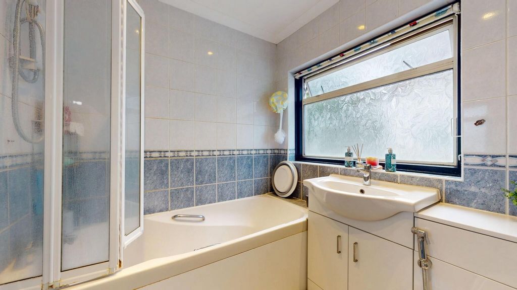 Property photo 1 of 11 A Spacious And Well-Maintained Bathroom Featuring ...