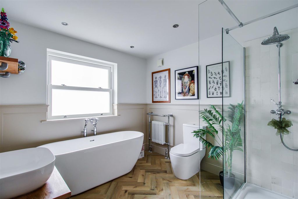 Property photo 3 of 19 Family Bathroom