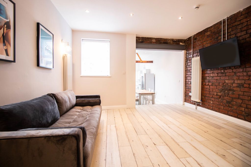 Property photo 1 of 15 425 Smithdown Road Living Room