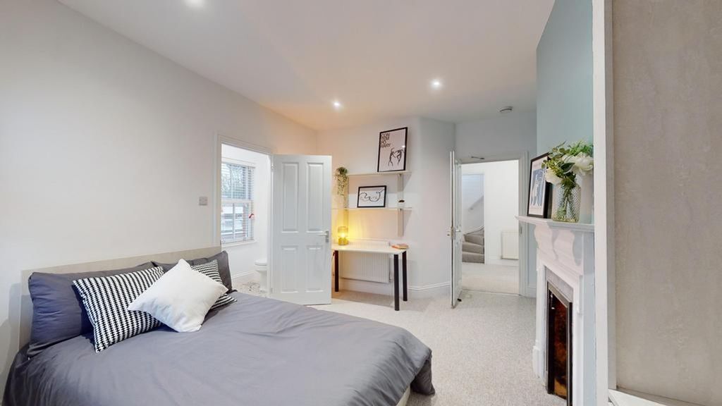 Property photo 3 of 22 A Bright And Spacious Double Bedroom Featuring Mod...