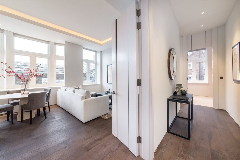 Property photo 1 of 12 Reception/Hallway