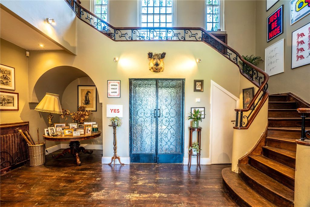 Property photo 3 of 25 Entrance Lobby