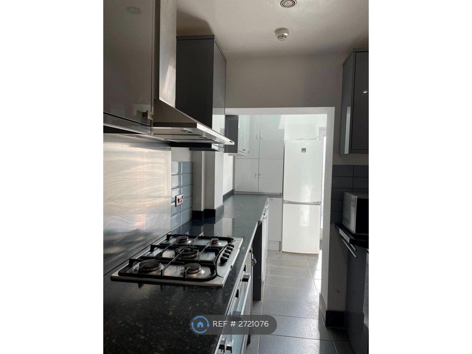 Property photo 3 of 9 Kitchen