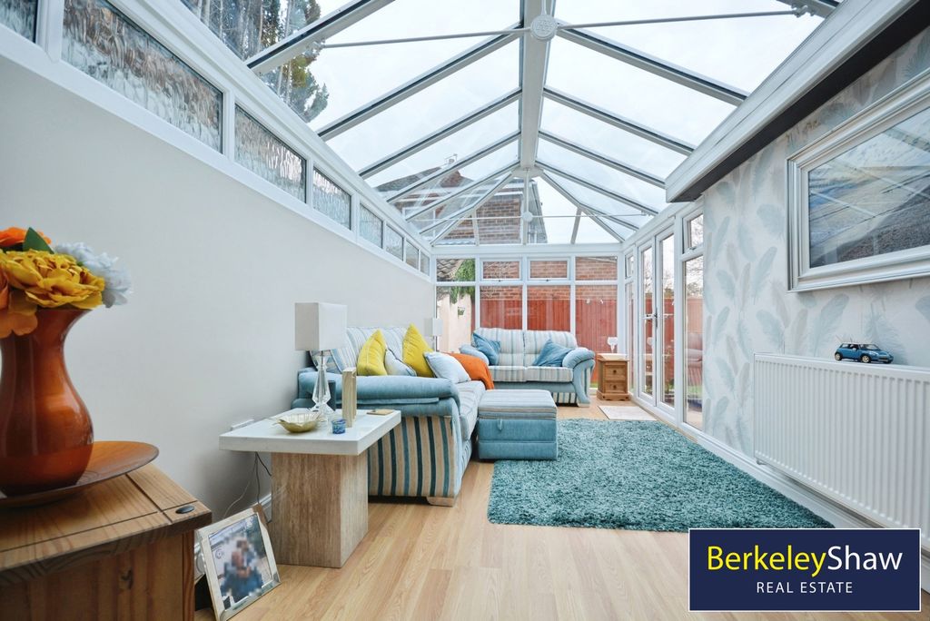 Property photo 3 of 21 Conservatory