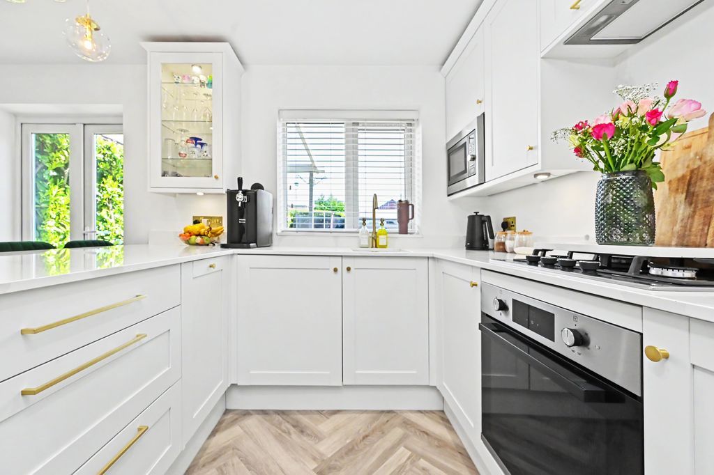 Property photo 3 of 31 Kitchen