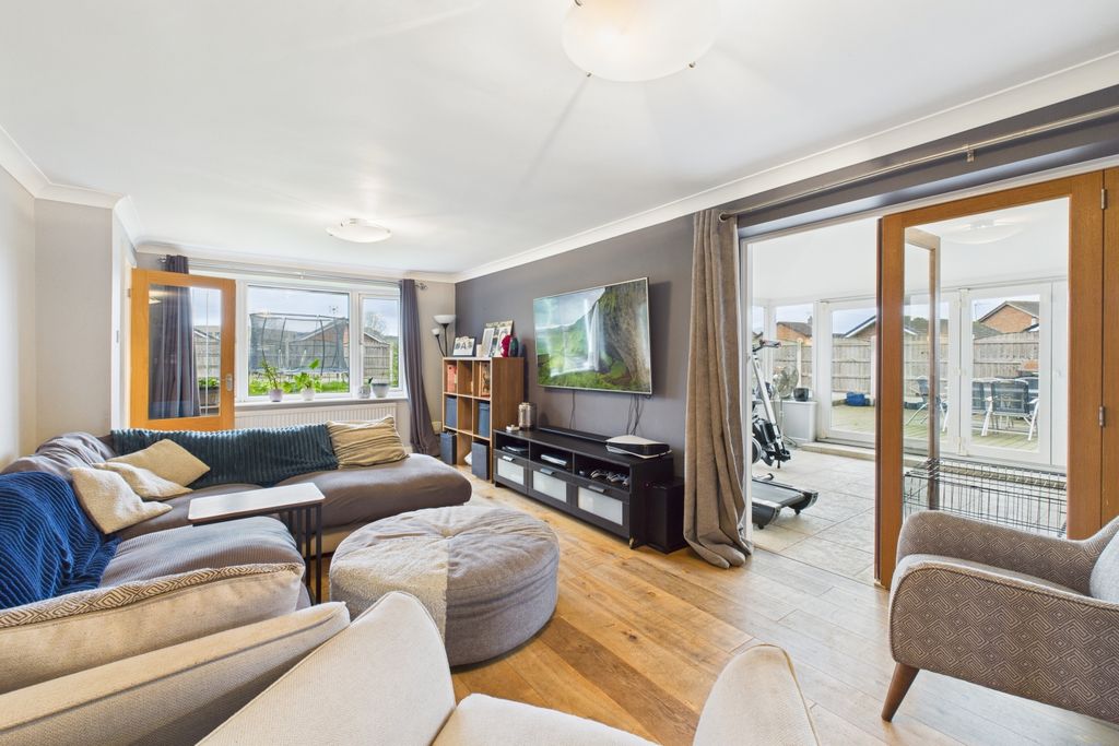 Property photo 3 of 21 Wold Road - Living Room