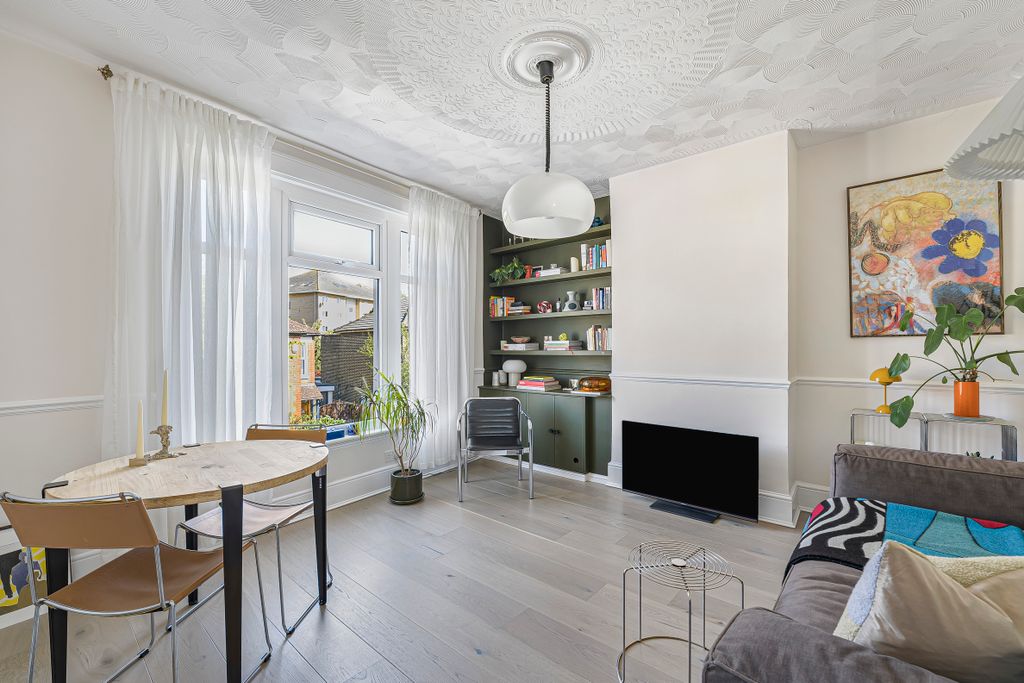 Property photo 3 of 28 Lounge