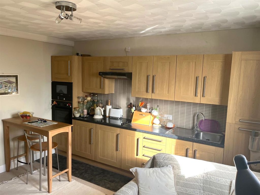 Property photo 3 of 9 4275 Kitchendining.Jpg